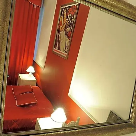 Deco Hostel *