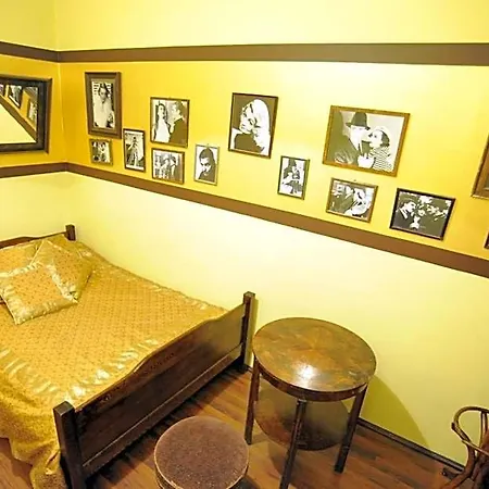 Deco Hostel *