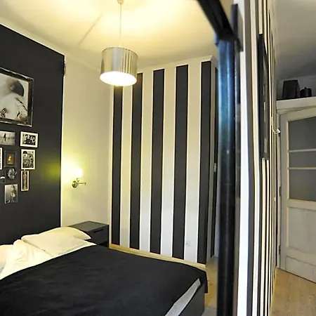 Deco Hostel *